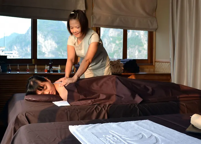 Pelican Cruise Khách sạn 4*