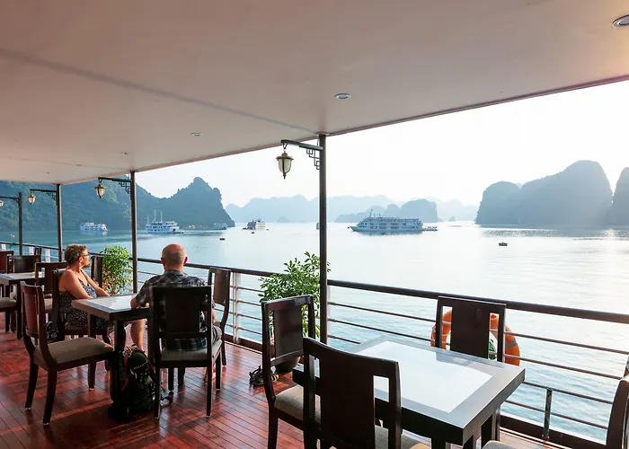 Pelican Cruise Khách sạn 4*