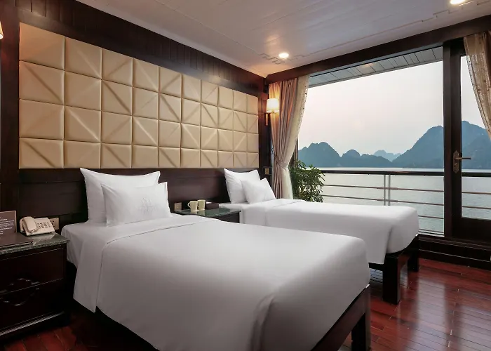Pelican Cruise Khách sạn 4*