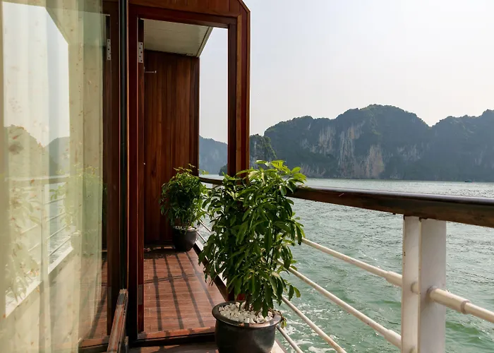 Khách sạn Pelican Cruise 4*